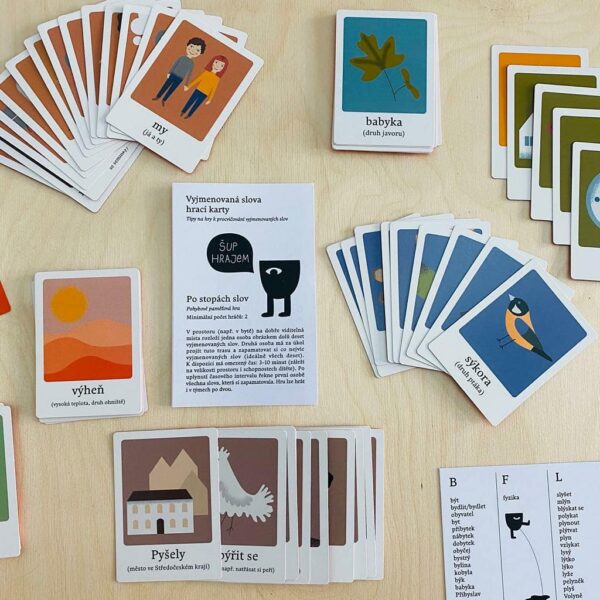 Hrací karty s vyjmenovanými slovy a tipy na pět her - usnadní třeťákům učení