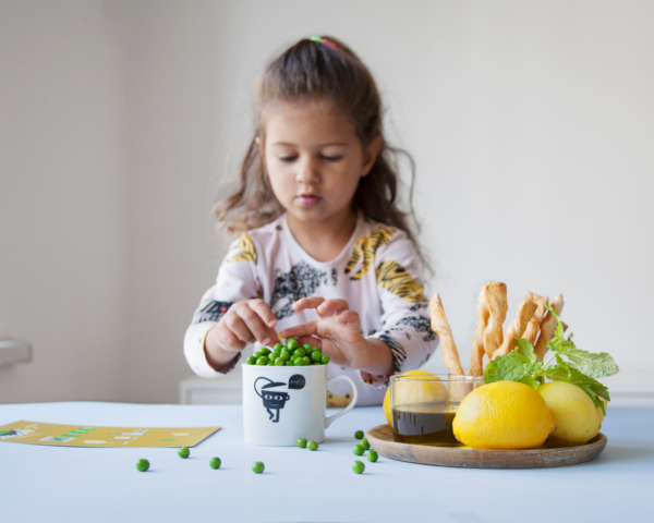 Příprava jídla pětiletou dcerou podle Poketo obrázkového receptu - Děti vaří.